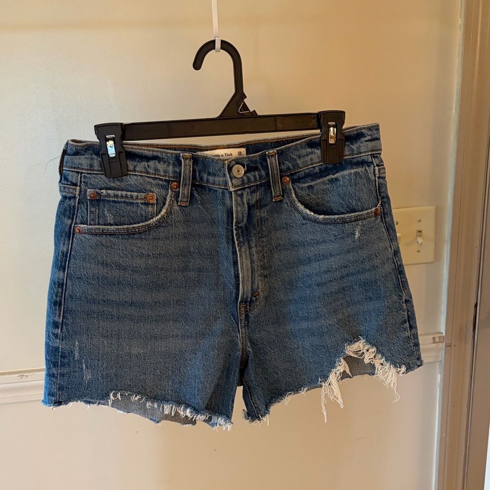Abercrombie Size 28 high rise 4 inch Mom Short